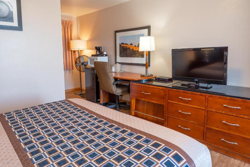 Standard Queen Room image 4