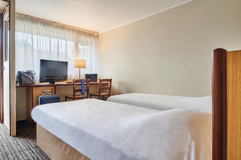 Twin Room image 4