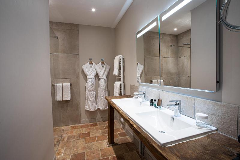 Deluxe Double Room with Sea View image 3