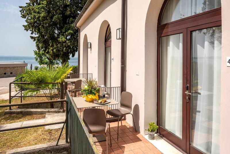 Family Room with Garden View image 3