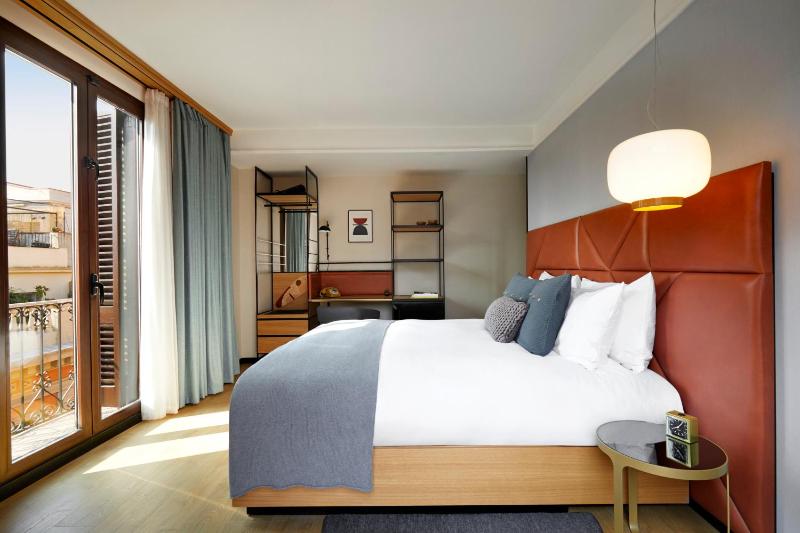 Premium King Room with Balcony image 1