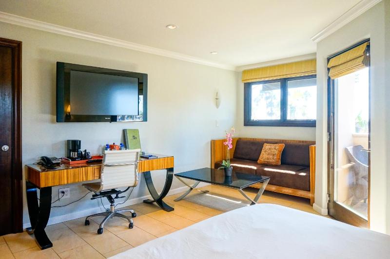 Deluxe Suite with Sea View image 2