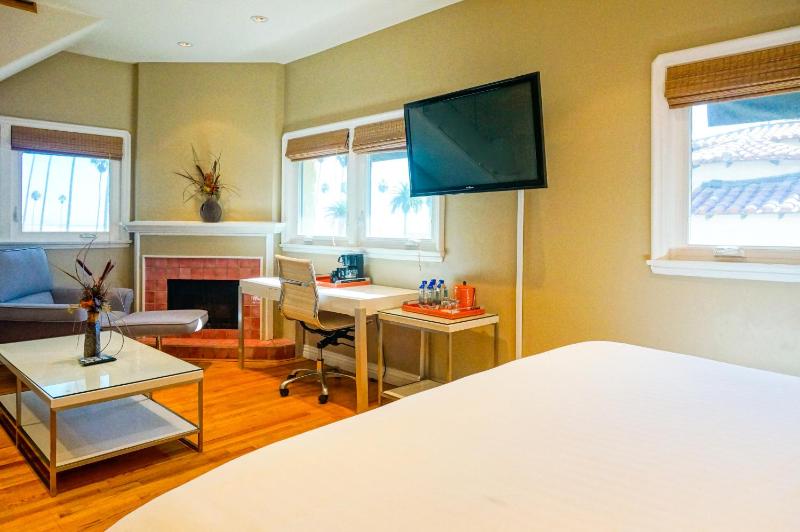 Suite with Sea View image 3