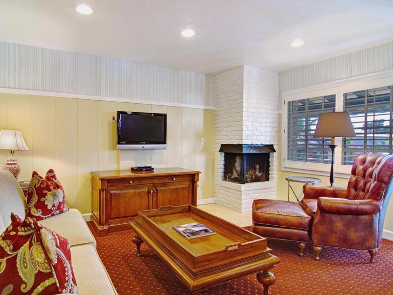 Suite with Two Double Beds and Kitchenette image 2