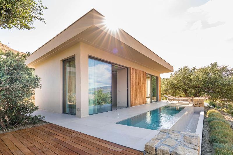 Deluxe Bungalow image 3