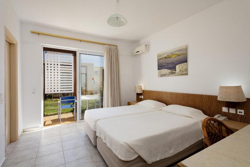 Double or Twin Room (2 Adults + 1 Child) image 4