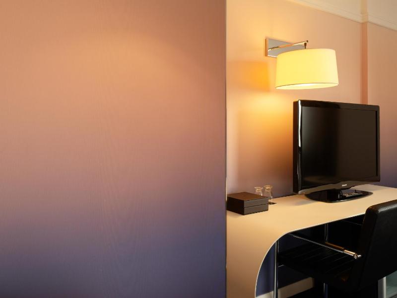 Classic Family Room with Two Double Beds image 4