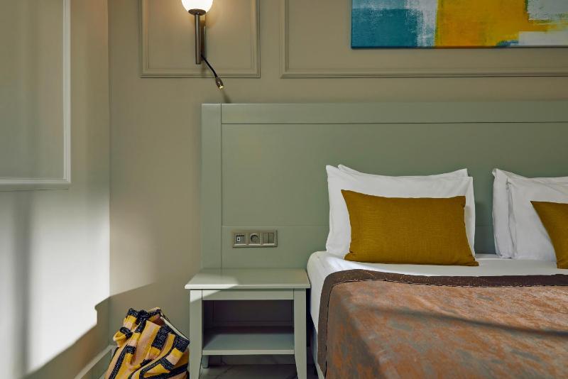Small Double Room image 3