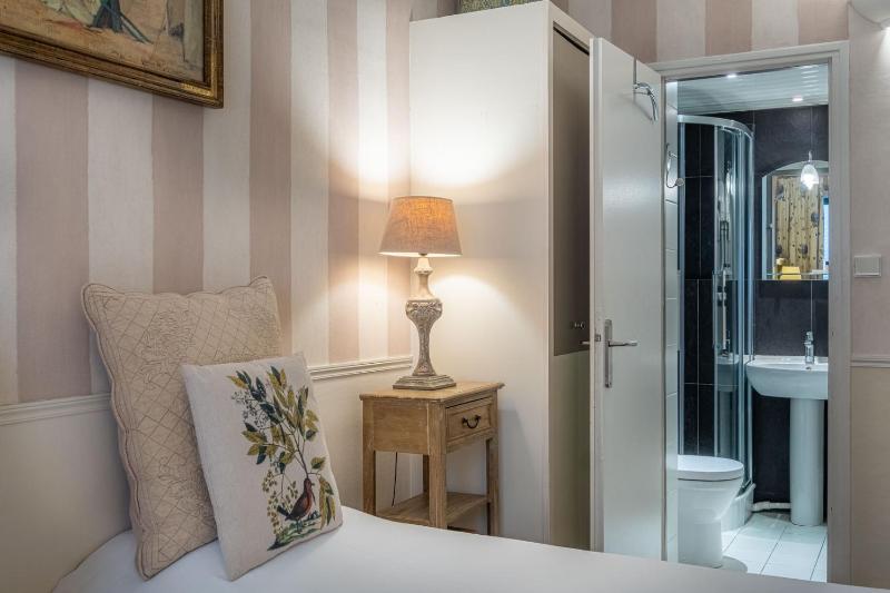 Superior Twin Room image 4