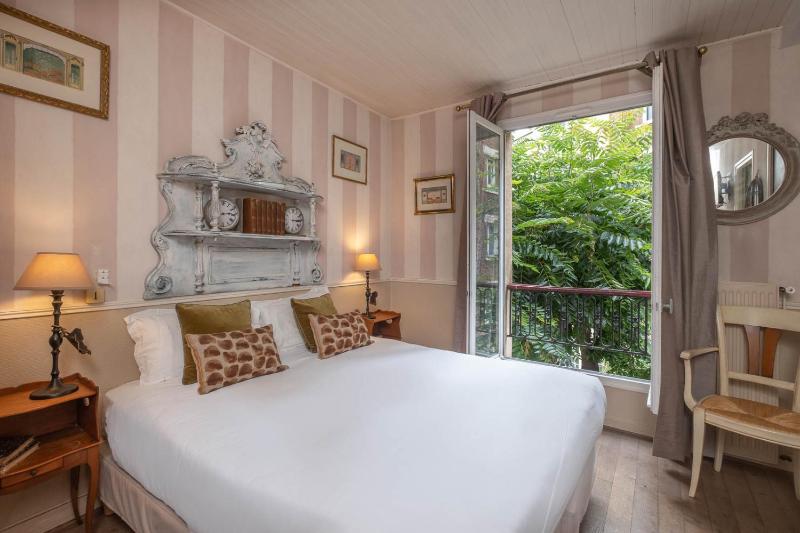 Queen Room with Garden View image 1