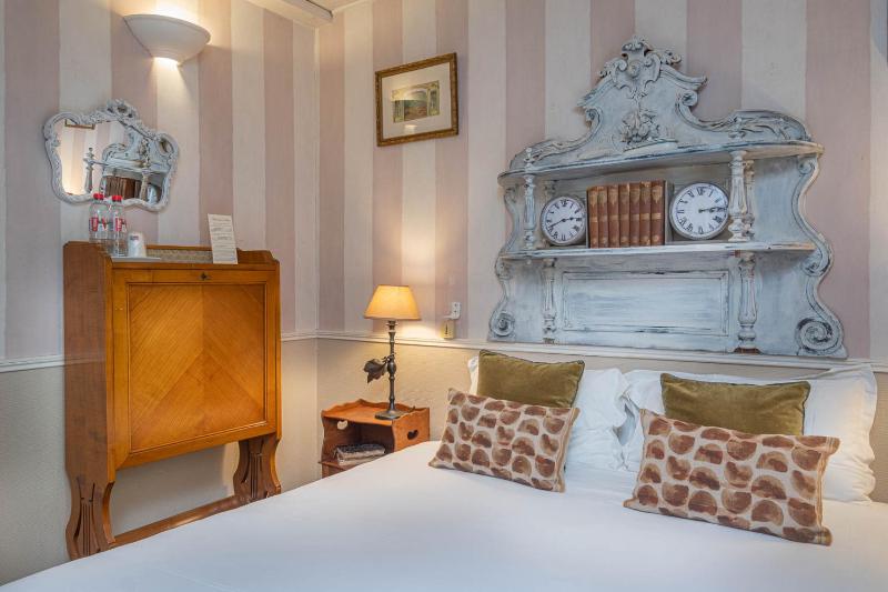 Queen Room with Garden View image 4