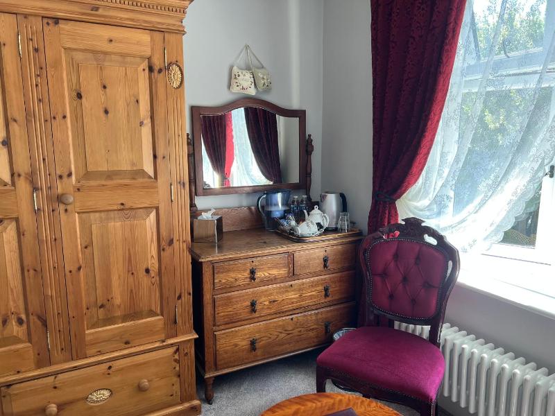 Superior King Room image 3