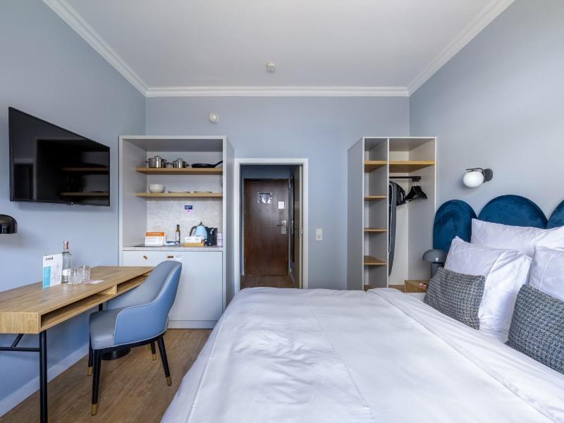 Medium Studio with Kitchenette image 1