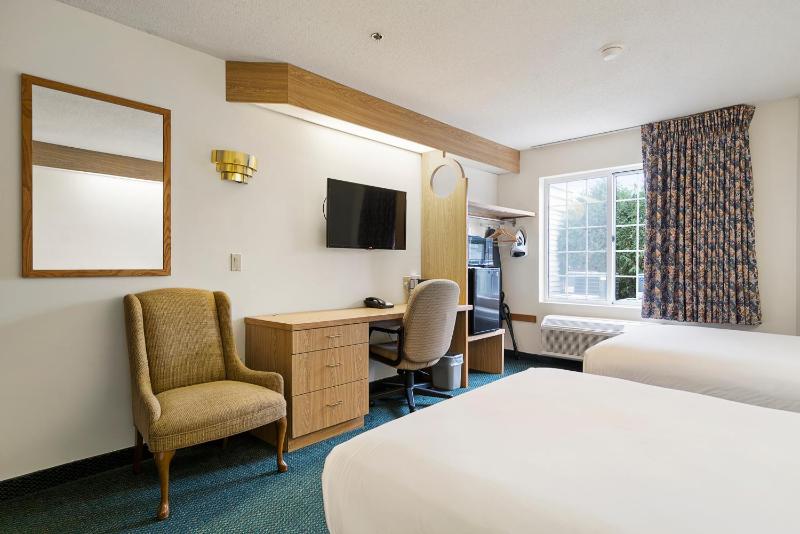 Double Room with Two Double Beds and View image 3