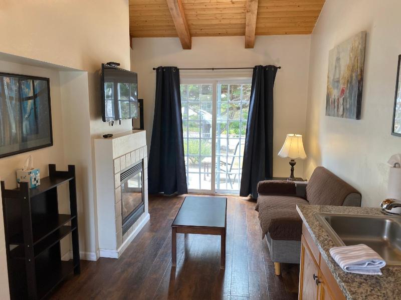 One-Bedroom King Cottage with Fireplace & Kitchnette image 3