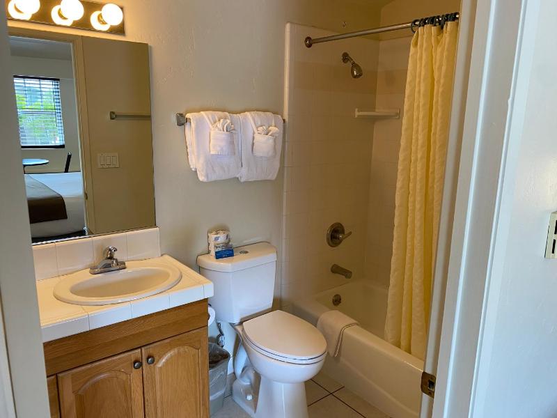 Standard Queen Room image 4