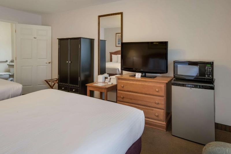 Queen Room with Two Queen Beds - Disability Access/Non-Smoking image 3