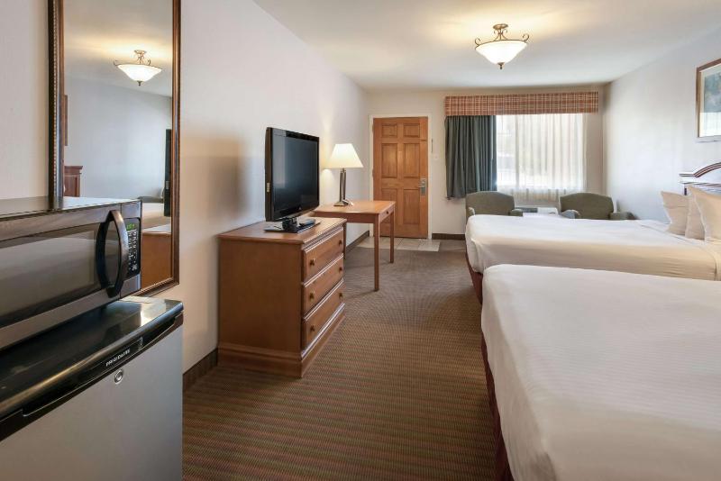 Queen Room with Two Queen Beds - Non-Smoking image 1