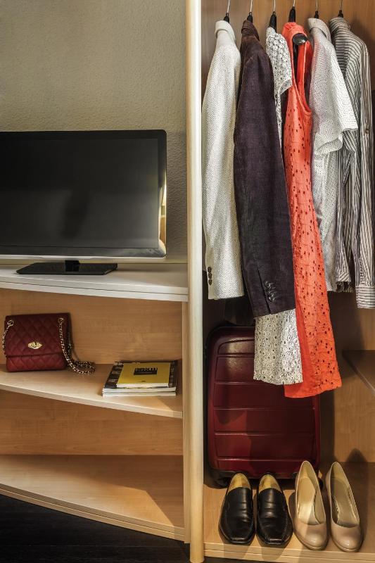 Twin Room image 4