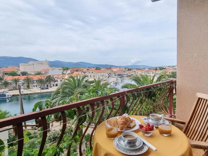 Double Room with Balcony and Sea View image 4