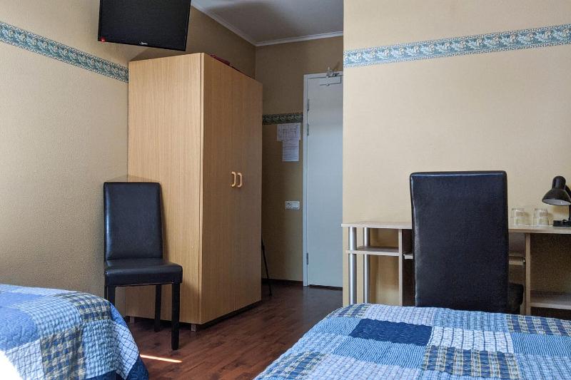Economy Twin Room image 3
