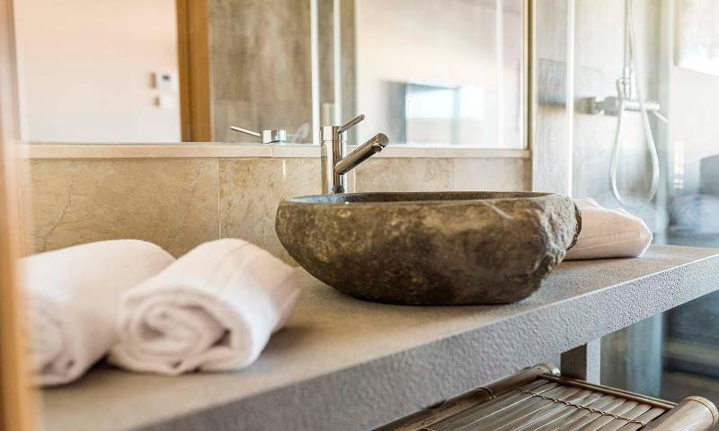 Deluxe Double or Twin Room with Pool View image 2