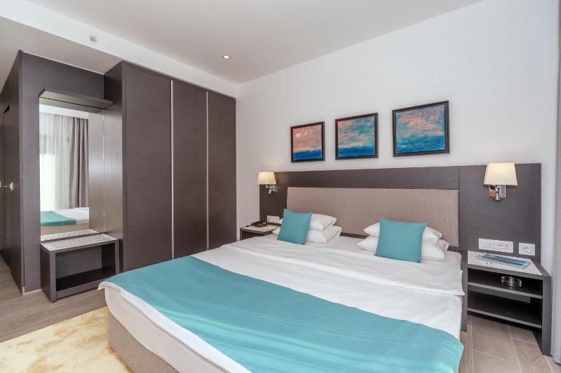 Superior Double Room with Balcony image 3