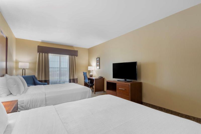 Queen Room with Two Queen Beds image 3