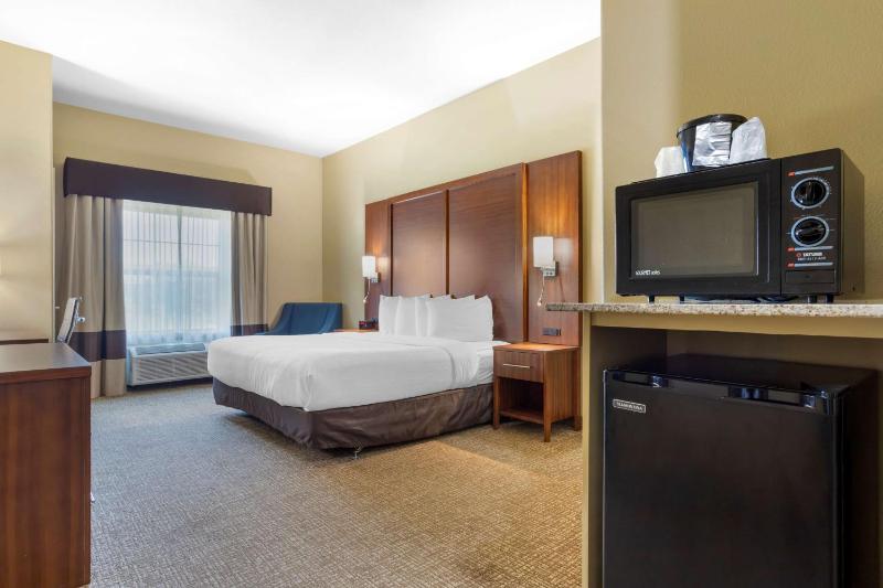 King Room with Mobility Accessible Tub image 4