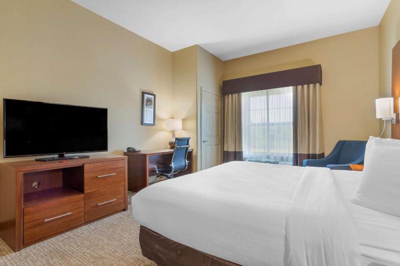 King Room with Mobility Accessible Tub image 1