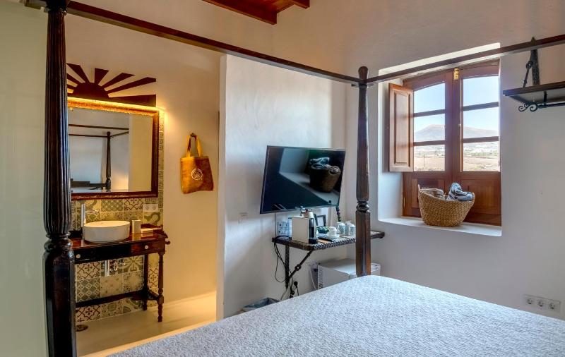 King Room with Mountain View image 2