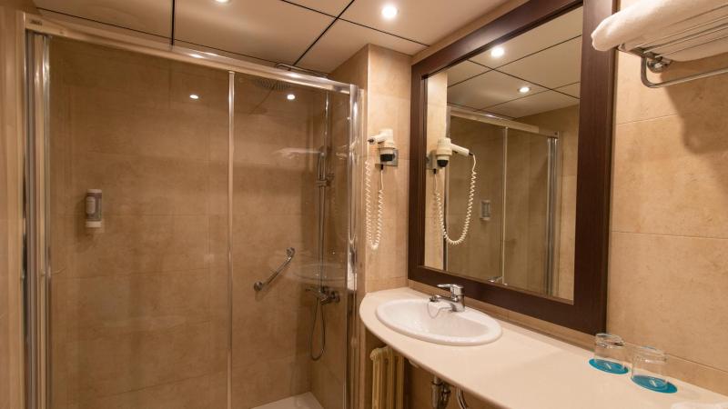 Triple Room (2 Adults + 1 Child) image 4