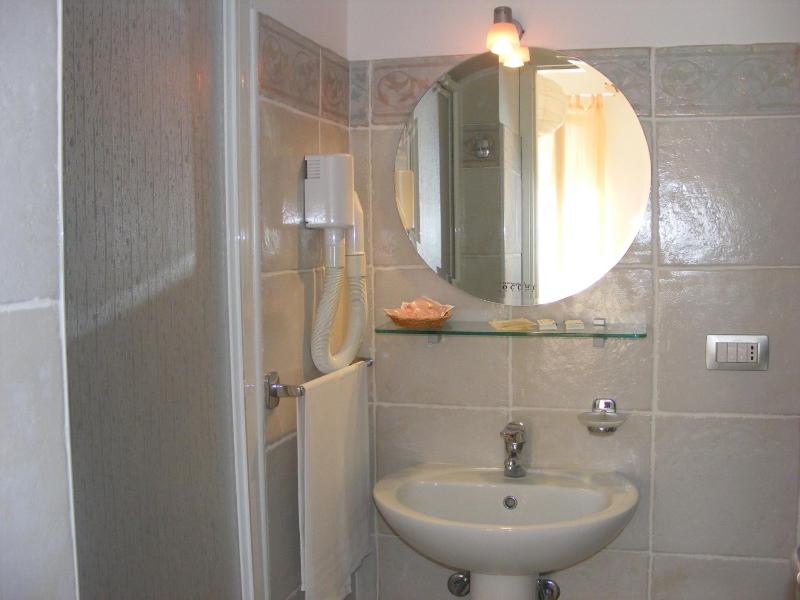 Economy Double or Twin Room image 4