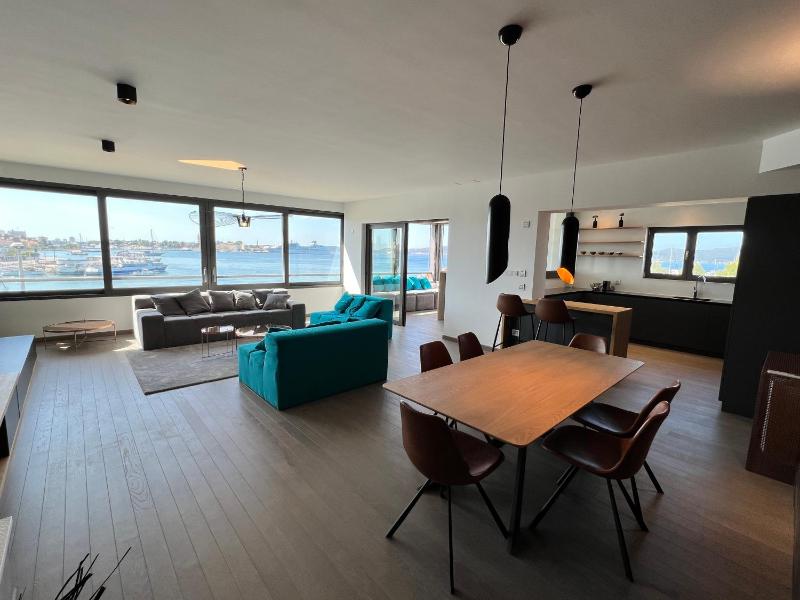 Deluxe Three-Bedroom Apartment with Sea View image 1