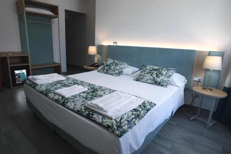 Deluxe Room image 2
