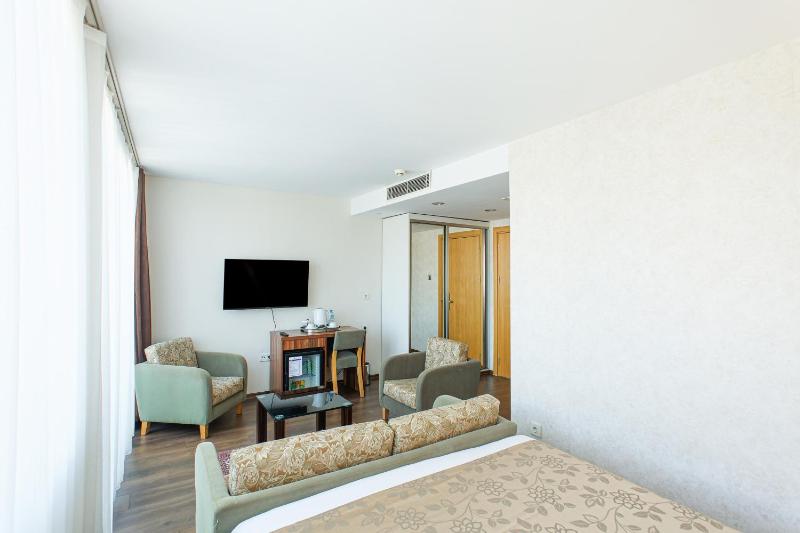 Deluxe Double Room with Balcony image 3