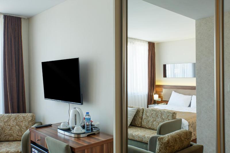 Deluxe Double Room with Balcony image 4