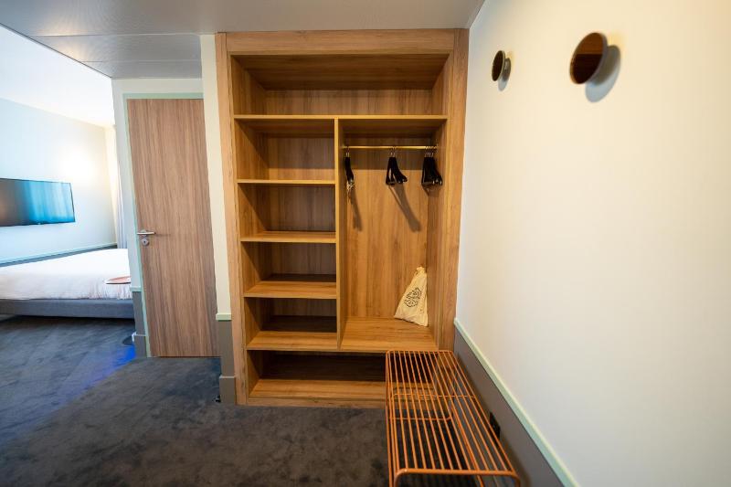 Junior Queen Suite image 2