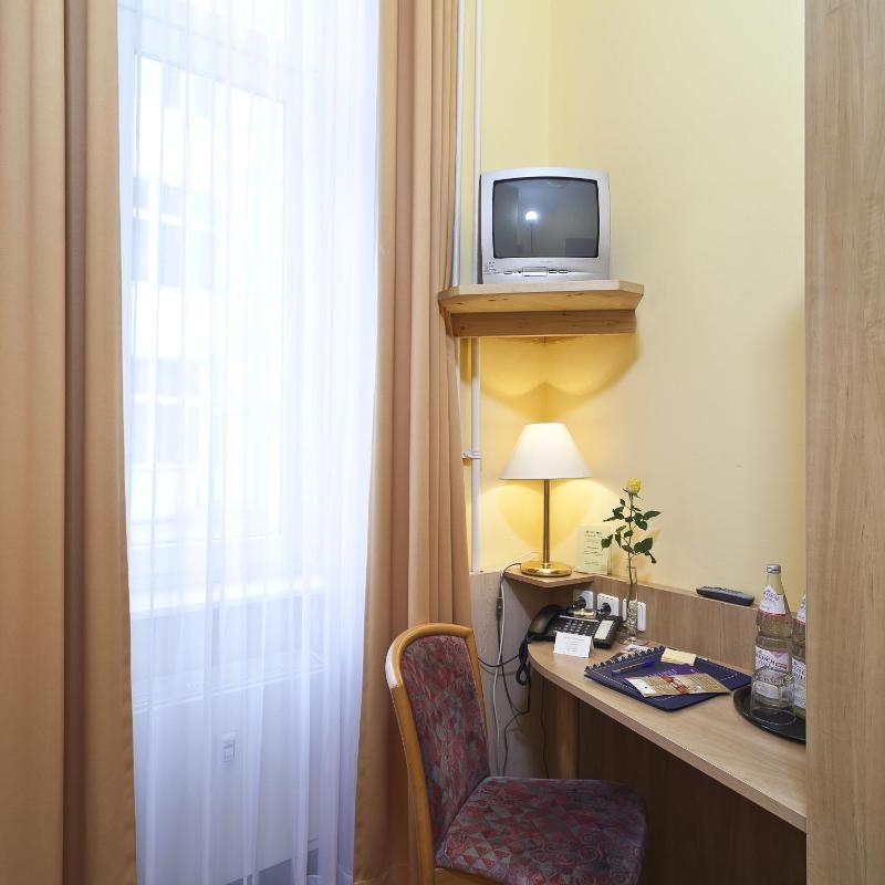 Standard Single Room image 2
