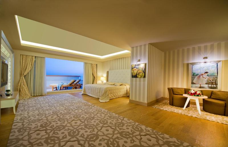 King Suite with Sea View image 3