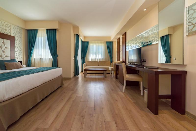 Terrace Family Room image 4