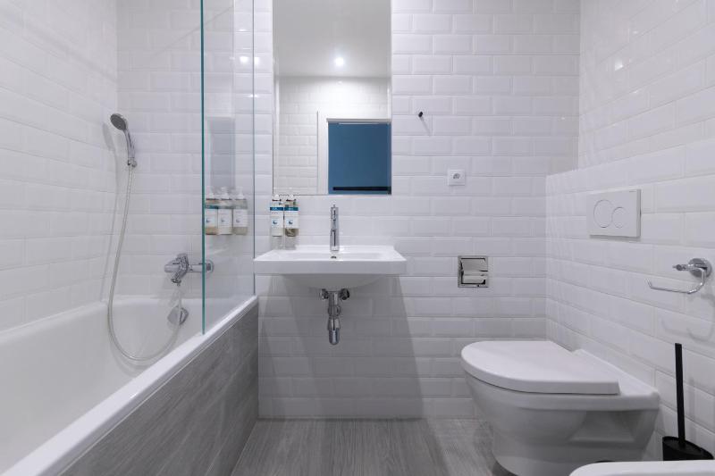Medium Studio with Kitchenette and Bathtub image 3