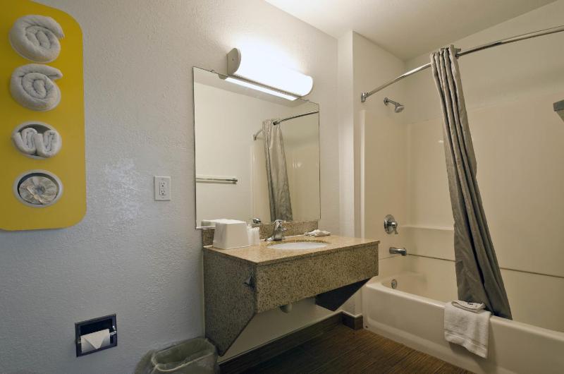Double Room - Disability Access - Non-Smoking image 2