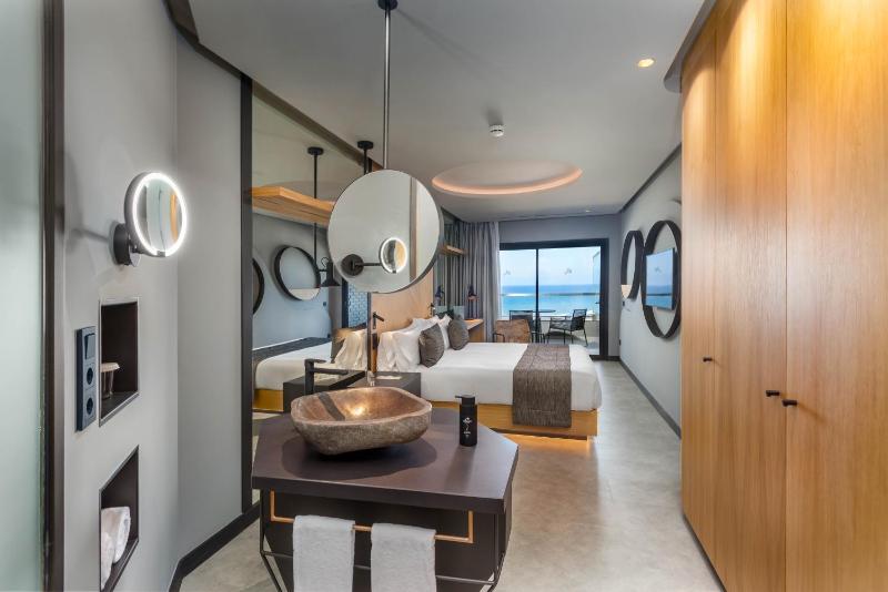 Superior Double Room with Sea View image 1
