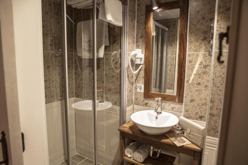 Standard Double or Twin Room image 3