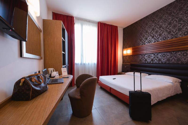 Standard Double or Twin Room image 3