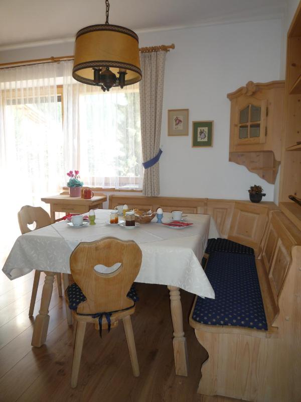 One-Bedroom Apartment with Balcony Top A image 3