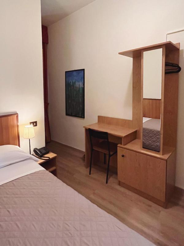 Single Room image 3