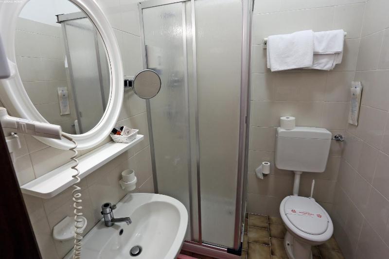 Twin Room image 2
