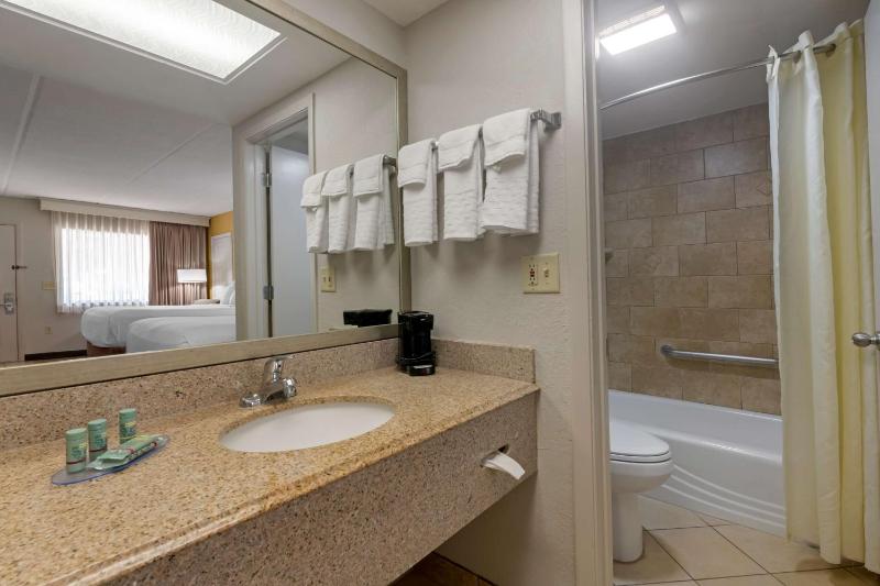 Queen Room with Two Queen Beds - Non Smoking image 2